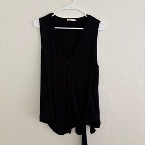 Sleeveless top w/front tie